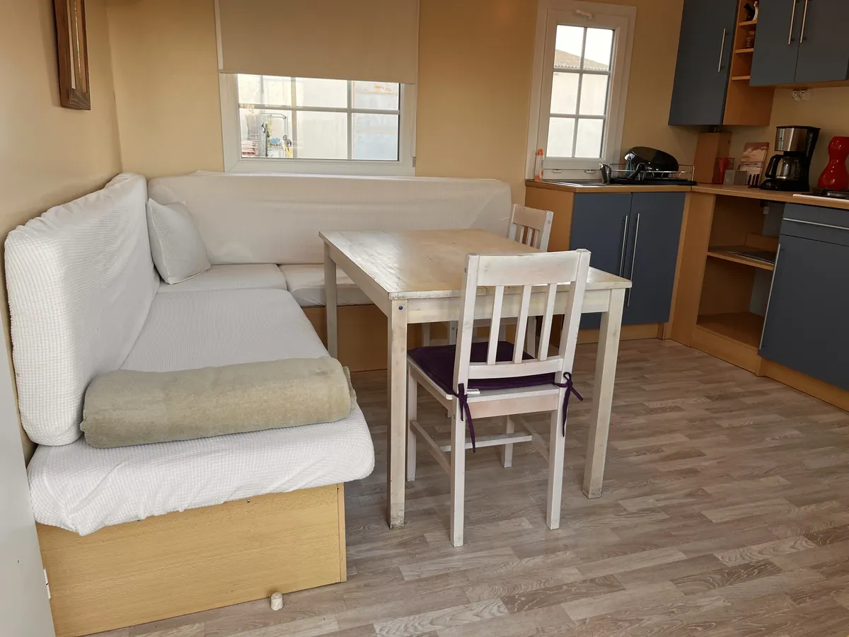 Salon cosy et cuisine équipée de la maisonnette