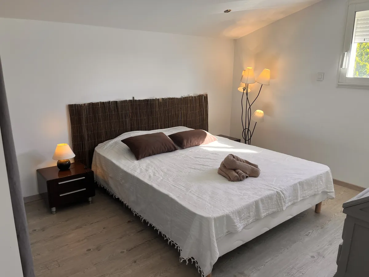 Séjour de l'appartement T2 avec vue sur les vignes